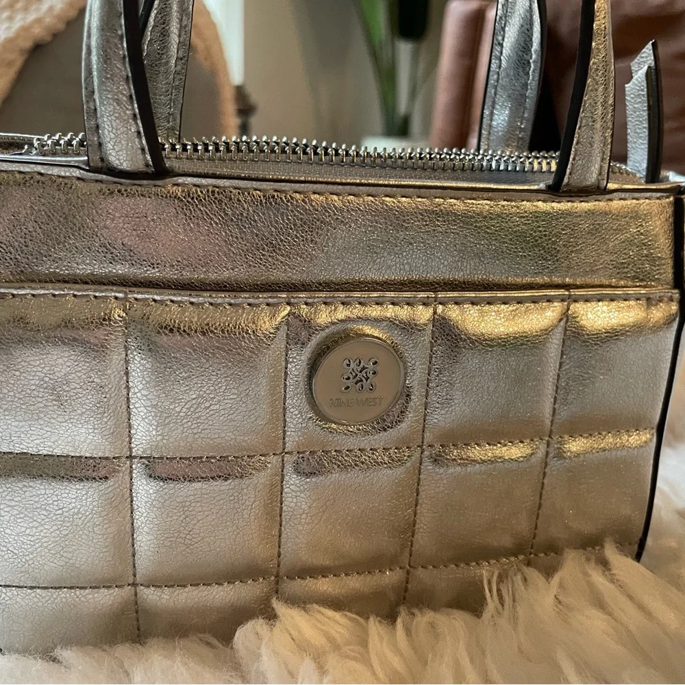 Nine West mini Silver Metallic Handbag-like new - Picture 2 of 5